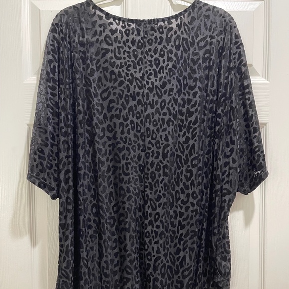 Mittoshop black animal print top!  Size 1X women’s - Picture 3 of 4